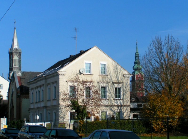 2 Kirchen auf einen Blick; Links die Altkatholische und im Hintergrund die Stadtpfarrkirche; 071101