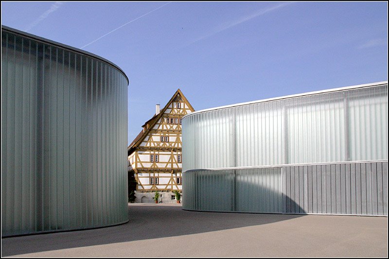 2008 wurden in Waiblingen die neue Stihl Galerie (links) und die Kunstschule Rems-Murr (rechts) erffnet. Die modernen Gebude bieten einen reizvollen Kontrast zu dem alten Fachwerkgebude. Architekt: Hardwig N. Schneider. 03.09.2008 (Matthias)