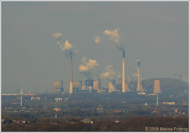 2300 MW Steinkohle-Kraftwerk Scholven in Gelsenkirchen - Von der Bildqualitt her eine Katastrophe (vom Gasometer in Oberhausen durch den Dunst des Ruhrgebiets fotografiert), aber interessant. Auf diesem Foto (vom 17.04.2008) sind noch alle Khltrme zu sehen. Am 10. August 2008 wurden zwei der Khltrme gesprengt.