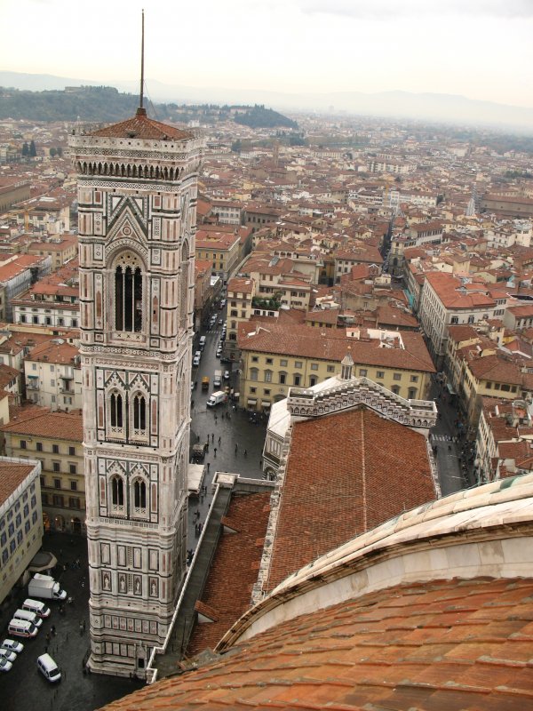463 Stufen spter und 107 Meter hher genossen wir diesen Blick auf den Dom und Florenz.
(14.11.2007) 