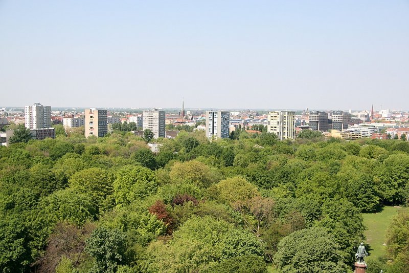 50 Jahre Interbau Hansaviertel Berlin: Die Interbau sollte 1957 ein Beispiel fr die Stadt von morgen geben und als Gegenpart zur monumentalen Karl-Marx Allee im Osten dienen. Im Krieg wurde das Hansaviertel vollkommen zerstrt, so fand man genug Platz um die Plne von 53 Architekten aus 13 Lndern zu verwirklichen. Hier ein bersichtsbild der 5 Punkthochhuser mit 16-17 Geschossen. Architekten: Schwippert, Lopez/Beaudoin, Hassenpflug, Bakema, Baldessari (von rechts). Daneben finden sich auch Einfamilienhuser, Kirchen, 4-8 geschossige Zeilen uvm. Stadtbildprgend sind natrlich diese Hochhuser.
Ganz rechts ist brigens das Innenministerium mit seinem U-frmigen 12geschossigen Brogebude mit halbrunden Kopfbauten.
