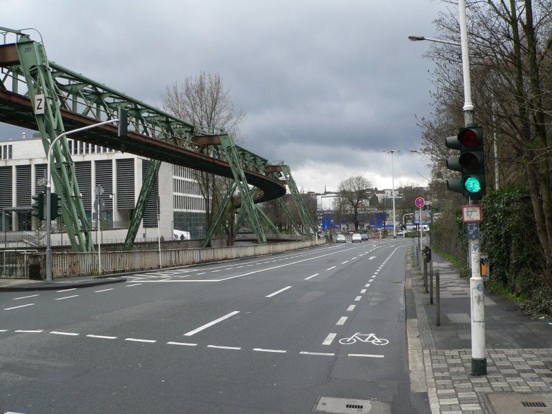 50cm-Radweg. Generell sind Radstreifen die einzig sinnvollen Radwege, da sie nicht so viele schwere Unflle produzieren wie Brgersteig-Radwege. Die Lsung im Bild ist aber nicht optimal, da sie zum Nahberholen geradezu einldt. Der verengte Fahrstreifen trgt dazu bei. 22.3.2008, Wuppertal