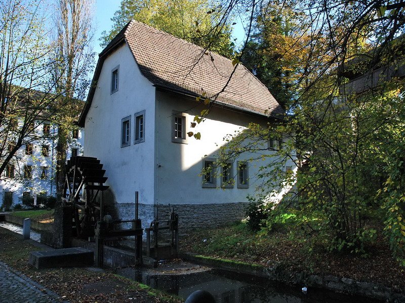 Aarau, Haupstadt des Kantons Aargau, 16.000 Einwohner.       Die  Schlssli-Mhle  am Stadtbach. Neubau von 1976 mit Mahlwerk aus Bzen. 2.11.2006