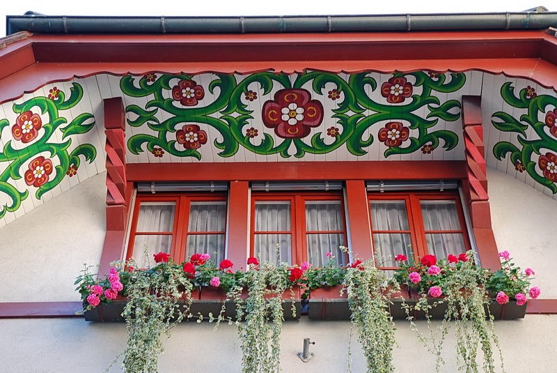 Aarau, Hauptstadt des Kantons Aargau, 16.000 Einwohner. Ein kleines Tele (105mm bei KB), lt die wunderbaren Malereien der Giebel noch besser erkennen. Siehe auch Bild ID 1184 vom selben Haus. 2.11.2006