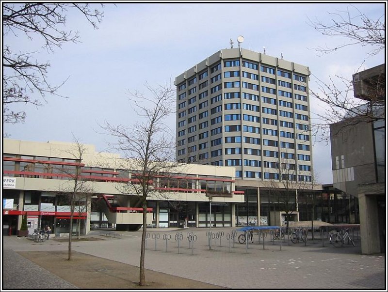 Ab Ende der 60er Jahre des letzten jahrhunderts wrde nrdlich der Gttinger Innenstadt ein neuer Campus fr die die geisteswissenschaftlichen Fakultten der Georg-August-Universitt gebaut. Hier im Bild der  Blauer Turm , ein Mehrzweckgebude, und links daneben die Zentralmensa. Die Aufnahme stammt vom 26.03.2005.   