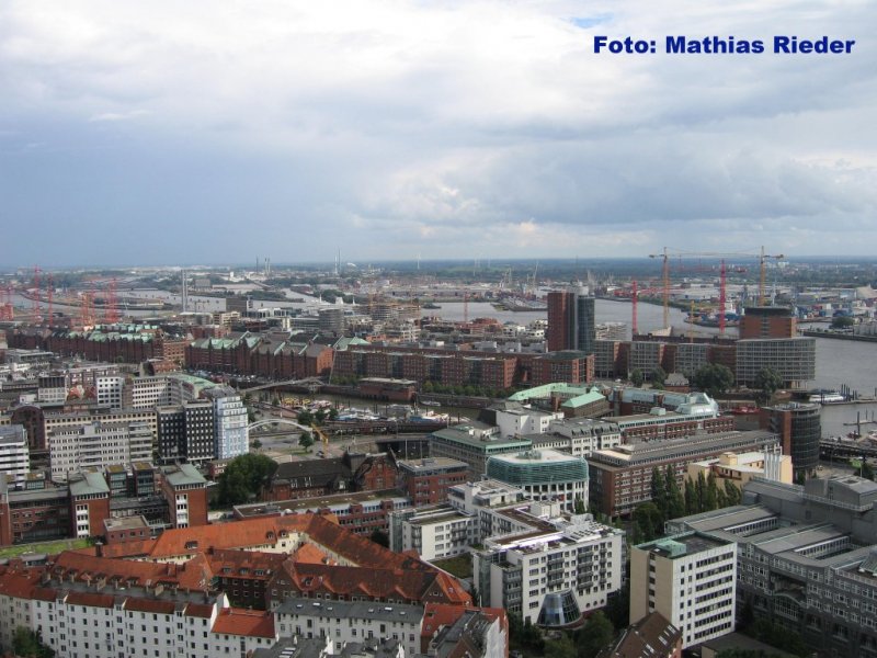 Ab der St. Michaels- Plattform einen Blick auf die Speicherstadt, die alten Lagerhuser am Hamburgerhafen, am 04.08.08