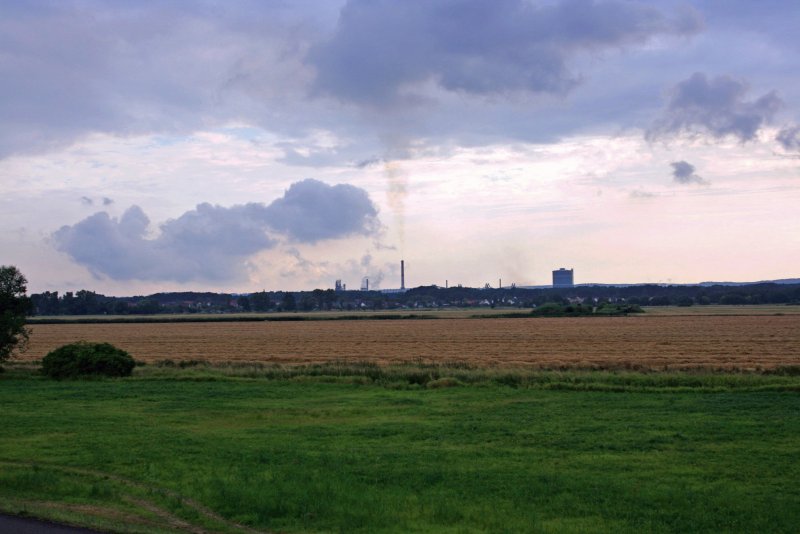 Abendliche Stimmung ber das Stahlwerk Arcelor-Mittal Eisenhttenstadt. Gesehen am 02.08.2008