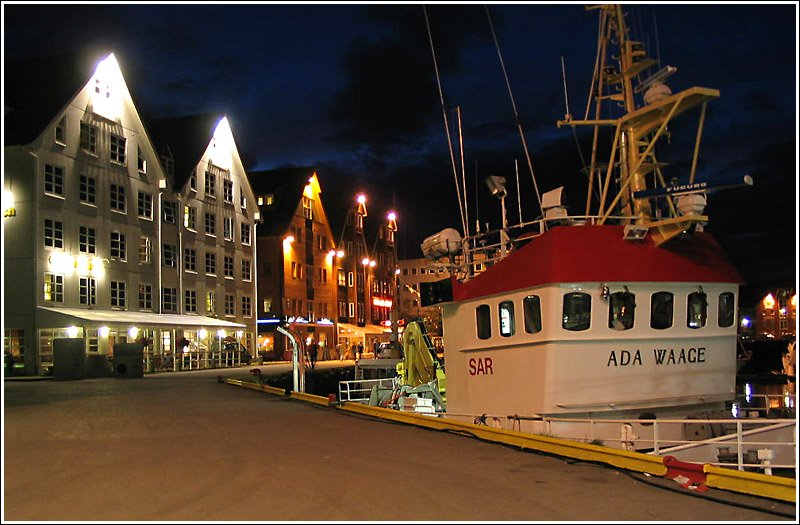 Abends am Hafen von Troms mit den markanten Giebelhusern. 2.9.2004 (Matthias)