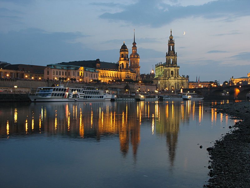 Abendstimmung an der Elbe mit Blick auf Brhlsche Terrasse und Terrassenufer -  Dresden, 29.07.2006
