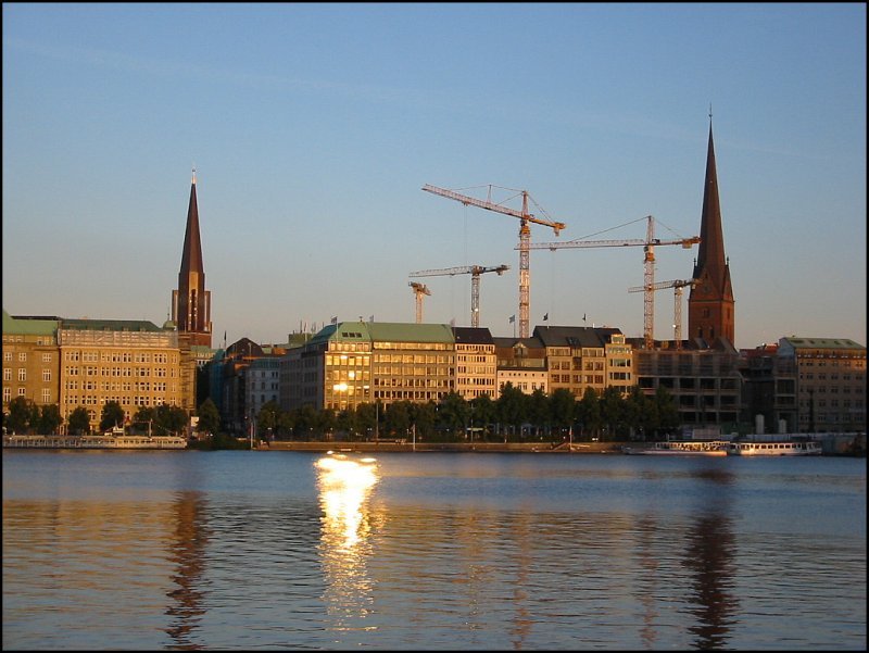 Abendstimmung an der Hamburger Binnenalster, mit Blick auf die Huser am Ballindamm. (Juli 2005)