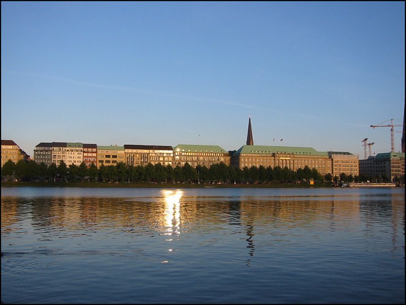 Abendstimmung an der Hamburger Binnenalster, mit Blick auf die Huser am Ballindamm. (Juli 2005)