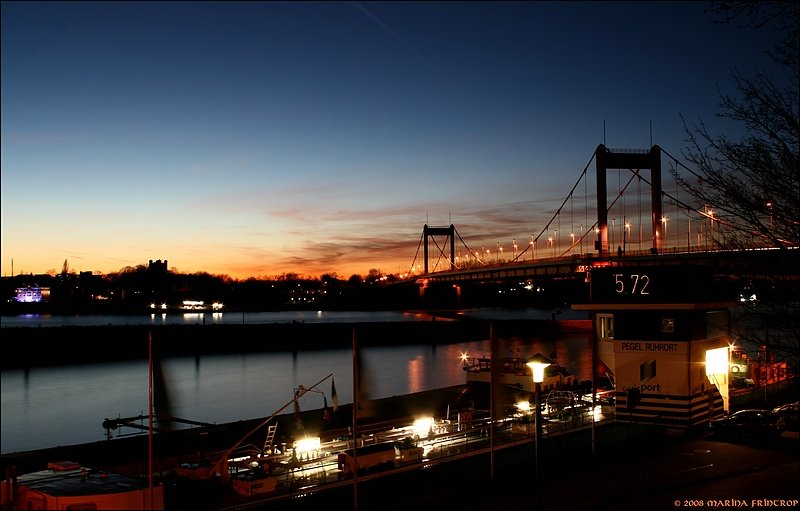 Abendstimmung im Duisport. Im Hintergrund ist die Friedrich-Ebert-Brcke zu sehen, die Duisburg-Ruhrort mit DU-Homberg verbindet. Das Foto ist vom 09.02.2008.