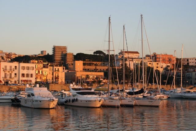 Abendstimmung im Hafen von Pozzuoli; 26.01.2008
