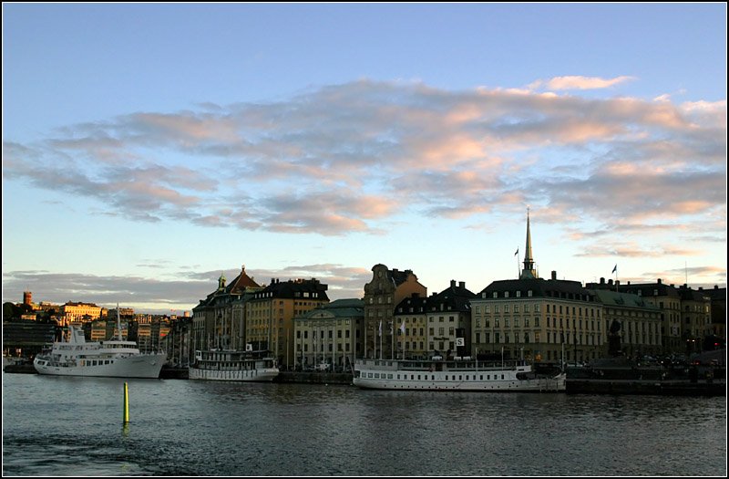 Abendstimmung ber Gamla stan. Die Stadt ist schon weitgehend im Schatten, nur noch einzelne Gebude und Trme werden von der Sonne bestrahlt. 18.8.2007 (Matthias)