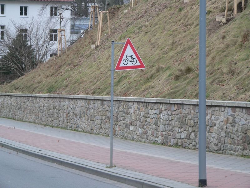 Achtung Radfahrer! In ca. 2,20 Metern Hhe gut fr die Wirbelsule, besonders wenn schn bergab geht und man einen Helm trgt. Zum benutzungspflichtigen Radweg selbst muss man nichts schreiben, die Vorschriften im Radwegbau werden wie fast berall wieder eklatant missachtet. Klnderberg in Ostseebad Binz, Dez. 07