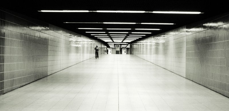 Alleine auf dem Weg zur S(U)-Bahn. Fast alleine. Dir begegnet pltzlich eine komische Person...