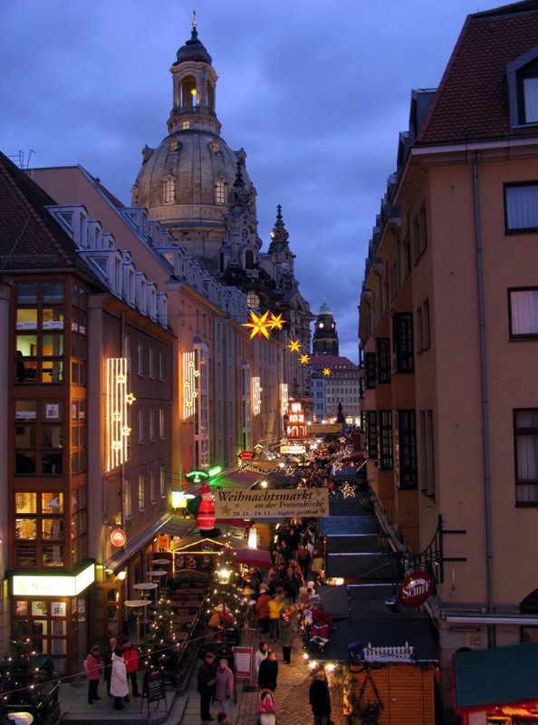 Allen  Freunden von staedte-fotos.de, besonders Thomas und den Admins FRHLICHE WEIHNACHT mit Blick am Abend auf den Weihnachtsmarkt in der Mnzgasse nebst Frauenkirche, im Hintergrund der Rathausturm; Dresden, Dezember 2007