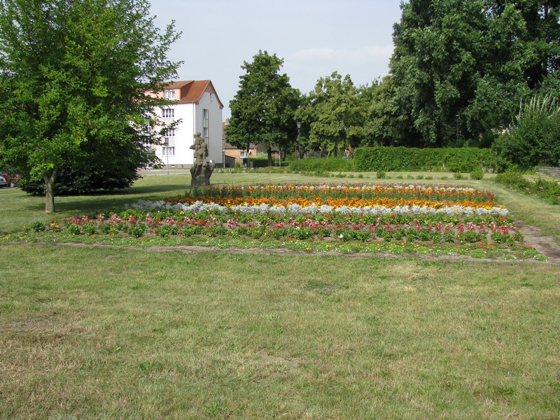 Als Auenstandort der BUGA 2009 schmckte sich der Bahnhofsvorplatz in Ludwigslust fein heraus, 15.08.2009