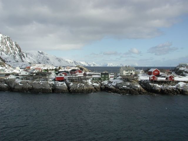 Als dritte Ortschaft liegt Hamny auf einer Insel im Reinefjorden.