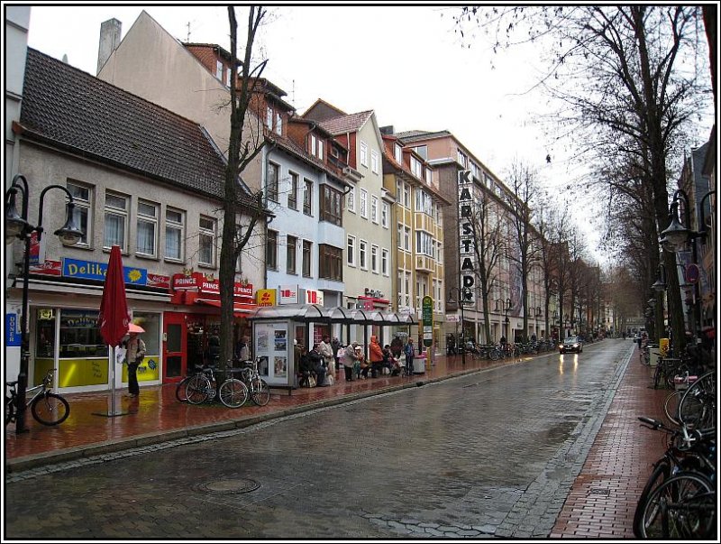 Als ich zu Ostern dieses Jahres in Gttingen war, habe ich den aktuellen Zustand der Groner Strae festgehalten, so weit wie mglich mit dem gleichen Blickwinkel wie bei dem ber 40 Jahre lteren Bild. Leider war das Wetter sehr schlecht. Die Vernderungen in der Huserzeile sind offenkundig. Lohnend auch der Vergleich der alten mit der neuen Bushaltestelle. Gegenber den vorheringen Bild aus 1985 kann man auch die Entwicklung der Bume gut erkennen. (22.03.2008)