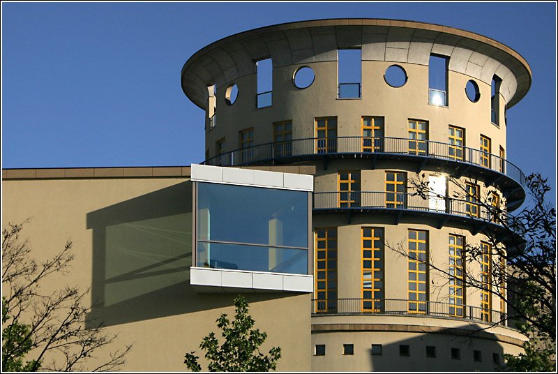 Als letzter Bauteil der Stuttgarter Kuturmeile wurde 2002 das  Haus der Geschichte  fertig, ein Museum zur Landesgeschichte Baden-Württembergs, im Bild der Baukörper im linken untern Viertel. Dahinter erhebt sich der Turm der Musikhochschule (1994). Beide Gebäude, wie auch die Neue Staatsgalerie von 1984 wurde von Stirling Wilford & Associates aus England geplant. 26.10.2006 (Matthias)