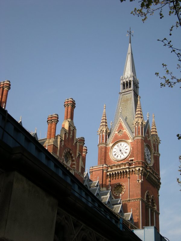 Als wir den Bahnhof St Pancras am spteren Nachmittag eingehend besichtigen, lag die Nordfassade im Schatten; doch auch bei perfekten Lichtverhltnissen htten die Gerste fr die noch nicht abgeschlossenen Bauarbeiten zu einem **** Sterne-Hotel und einem  10 Millionen Penthouse gestrt - so muss wohl fr den Moment ein kleiner (Foto) Ausschnitt reichen, um andeutungsweise die Pracht dieses wohl schnsten Bahnhofes zu zeigen...
22. April 2008