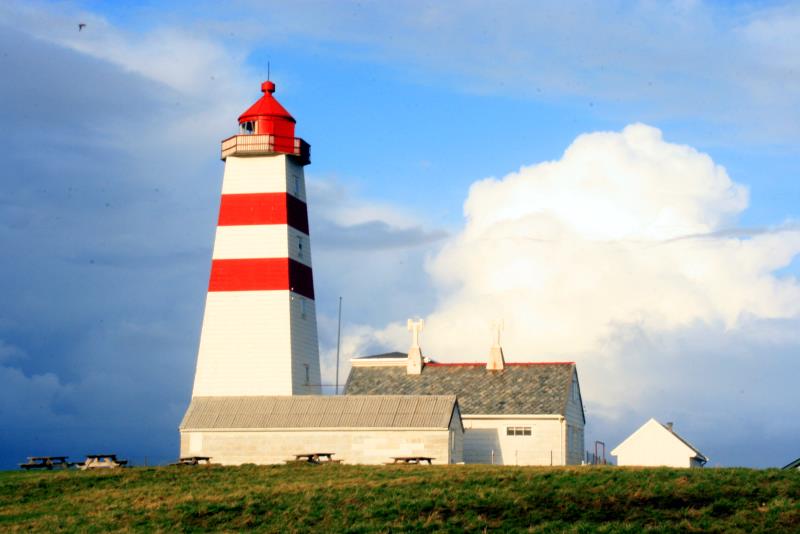 Alsnes fyr auf Gody. Der Leuchtturm stammt aus dem Jahr 1876. er wurde mehrfach umgebaut und ist seit 1982 vollautomatisiert. Alnes; 07.10.2009