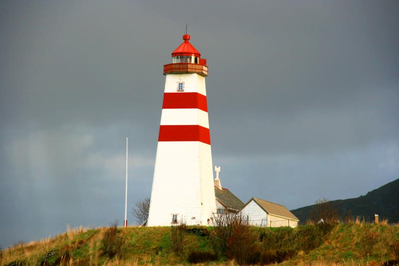 Alsnes fyr auf Gody. Der Leuchtturm stammt aus dem Jahr 1876. er wurde mehrfach umgebaut und ist seit 1982 vollautomatisiert. Alnes; 07.10.2009