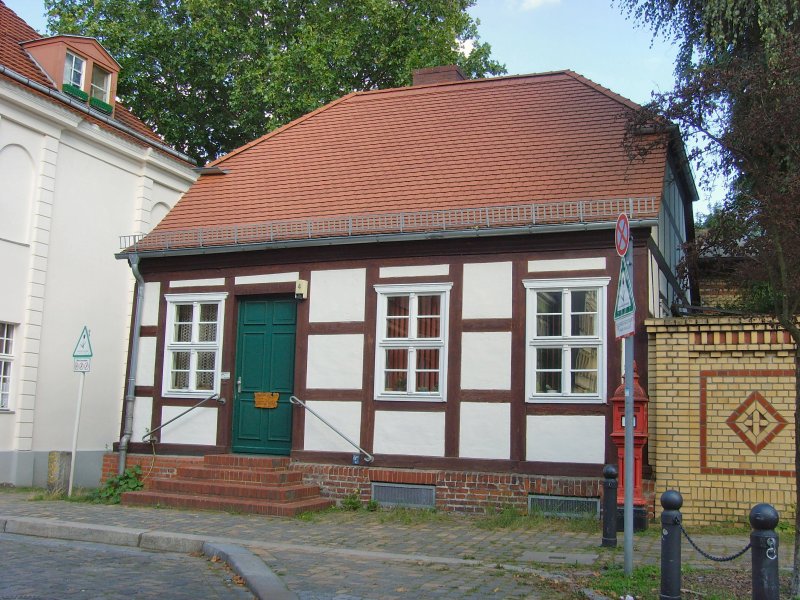 Alt-Spandau, kleines Fachwerkhuschen bei der Spandauer Schleuse, 9.9.2008