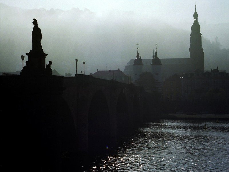 Alte Brcke und Heiliggeistkirche im herbstlichen Morgendunst (Oktober 1997)