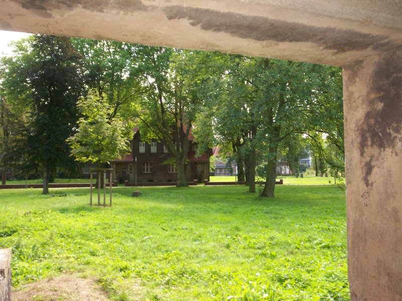 Alte Direktorensielung auf dem Ehemaligen Krupp Gelnde 
Duisburg Bliersheim
Bestrebungen, die gesamte Beamtensiedlung abzureien, sind einige Villen, von denen keine der anderen gleicht, zum Opfer gefallen.
Inzwischen stehen die restlichen Huser unter Denkmalschutz.
Von den glatt verputzten Villen mit ihren Erkern, den in Holz konstruierten Loggien und ihren teilweise in Fachwerk ausgefhrten Giebeln sind noch 9 von ehemals 17 Huser erhalten.