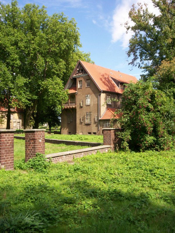 Alte Direktorensielung auf dem Ehemaligen Krupp Gelnde 
Duisburg Bliersheim
Bestrebungen, die gesamte Beamtensiedlung abzureien, sind einige Villen, von denen keine der anderen gleicht, zum Opfer gefallen.
Inzwischen stehen die restlichen Huser unter Denkmalschutz.
Von den glatt verputzten Villen mit ihren Erkern, den in Holz konstruierten Loggien und ihren teilweise in Fachwerk ausgefhrten Giebeln sind noch 9 von ehemals 17 Huser erhalten.