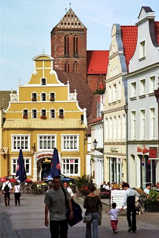 Alte Giebel an der Krmerstrae mit dem Turm von St. Nikolai im Hintergrund (September 2003)