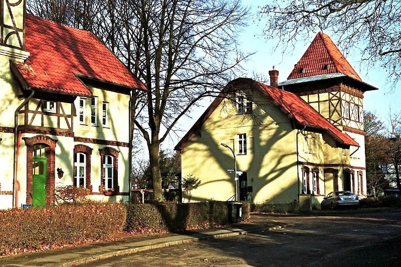  Alte Kolonie  in DO-Eving. Dieses Haus ist wie sein Gegenber (s. auch vorher gehendes Bild) durch turmartige Aufbauten hervorgehoben. Beide Huser bilden gewissermaen ein Eingangstor fr die hier beginnende Strae (2. Januar 2008). -Negativ-Scan-