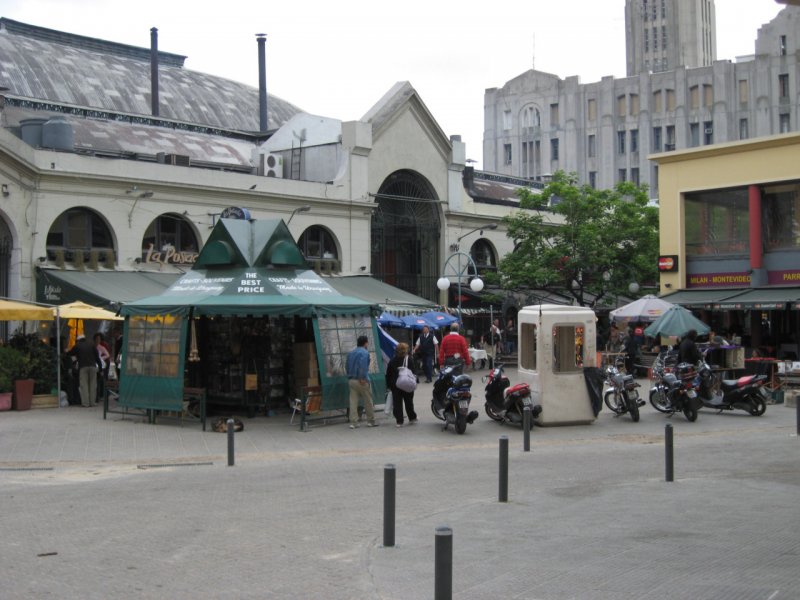 alte Markthalle am Hafen, jetzt mit vielen Restaurants