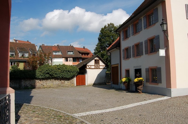 Alter Hof - Hinter dem Mnster befindet sich der Pfarrhof und das Stiftsgebude (nicht im Bild), das heute vom Caritasverband genutzt wird. 30.9.2006