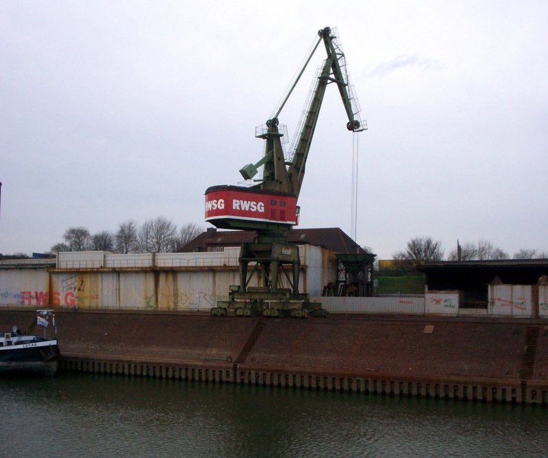 alter Kran am Innenhafen Duisburg, von denen ein Teil mittlerweile unter Denkmalschutz stehen
(am RWSG-Speicher)
