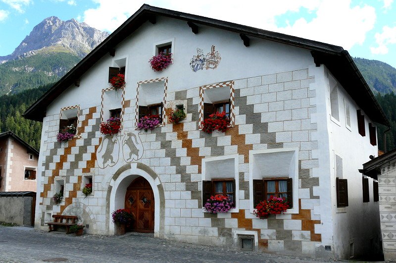 Altes Engadiner Haus mit moderner Malerei in Scuol am 27.08.2008