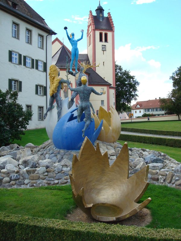 Altshausen/Oberschwaben
im Innenhof des Deutsch-Ordensschlosses steht dieses Kunstwerk der Herzogin von Wrttemberg, Geburt der Isis , Plastik aus Bronze und Betonguss von 1989-99