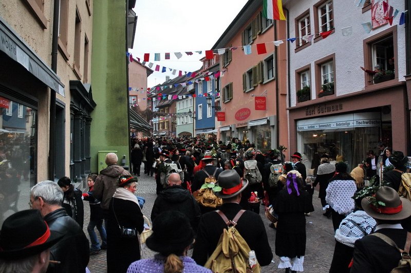 Altstadt - Die Wlder strmen durch die engen Gassen der Altstadt, durch die auch der Narrenbaum gezogen wird. Keine einfache Sache, ihn um die engen Ecken zu bekommen. Donnerstag, 1.2.2007