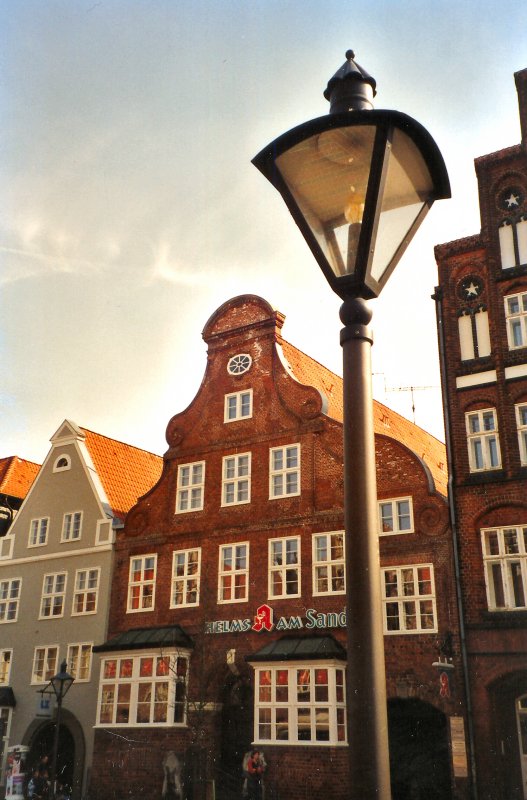 Altstadt Lneburg, Backsteingiebelhuser und Laterne Altstadt, Frjahr 2003