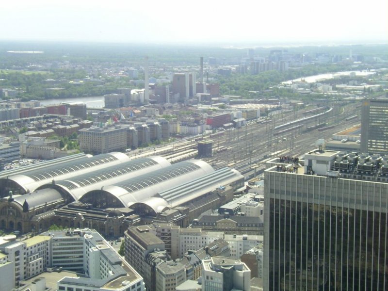 Am 12.-13. Mai d.J. fand in Frankfurt das Wolkenkratzerfestival statt. Ich hatte das Glck, und konnte Frankfurt vom Trianon aus besichtigen. Deshalb hier mal ein Bild vom Frankfurter Hbf, aus Sicht des Trianon. Denn da kommt ja sonst nicht hoch. 