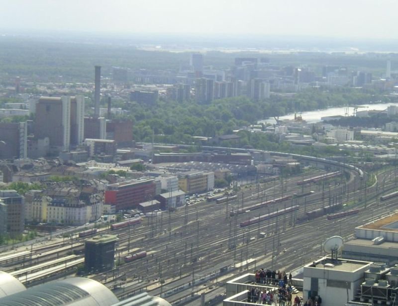 Am 12.-13. Mai d.J. fand in Frankfurt das Wolkenkratzerfestival statt. Ich hatte das Glck, und konnte Frankfurt vom Trianon aus besichtigen. Deshalb hier mal ein Bild vom Frankfurter Hbf, aus Sicht des Trianon. Denn da kommt ja sonst nicht hoch. Im Hintergrund erkennt man auch den Airport. 