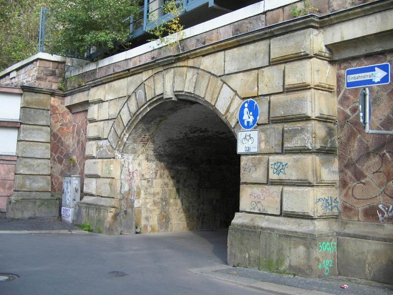 Am 2.1.1889 wurde dieser Personentunnel der den Hauptbahnhof unterquert, im Volksmund Pazillenrhre genannt, erffnet und verbindet seither die Dresdener mit der Minna-Simon-Strae, 16.10.07