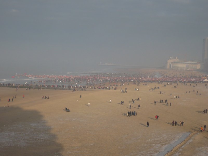 Am 3.01.09 fand in Oostende der  Tag der Eisbren  statt. Dieses Bild zeigt, wie ungefhr 6500 Leute nackt in die etwa 2-3 Grad kalte Nordsee rennen. Ein Tauch in´s neue Jahr 2009.
In der Niederlande hatte man dies auch vor, wegen der Klte aber wurde dann dieses Vorhaben abgebrochen. Viele rzte waren dagegen und haben die Leute davor gewarnt. Trotzde gab es viel  nackte Haut , sowie ein herbeistrmendes Publikum.