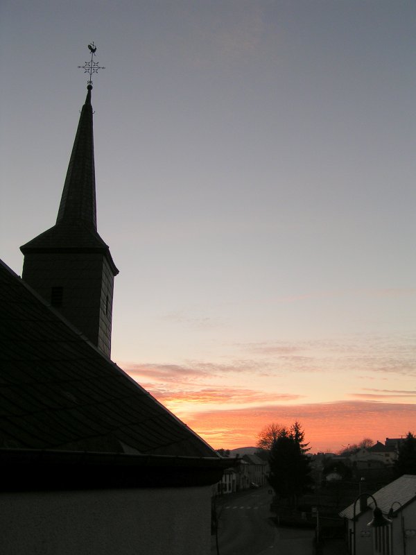 Am Abend des 28.11.07 ragt der Kirchturm von Erpeldange (Luxemburg) in den vom Sonnenuntergang gefrbten Himmel. 