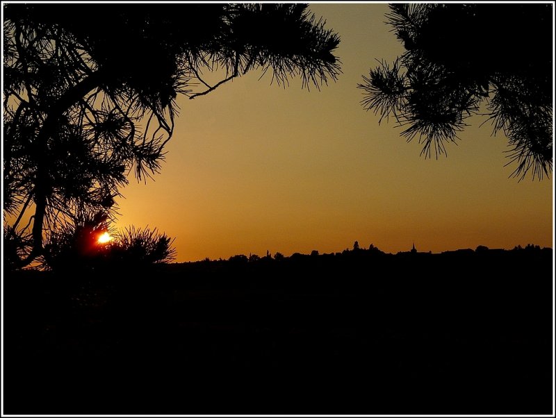 Am Abend liegt die Ortschaft Noertrange im Gegenlicht des Sonnenuntergangs, wenn man in Wiltz auf der Anhhe  op Baessent  steht. 12.06.09 (Jeanny)