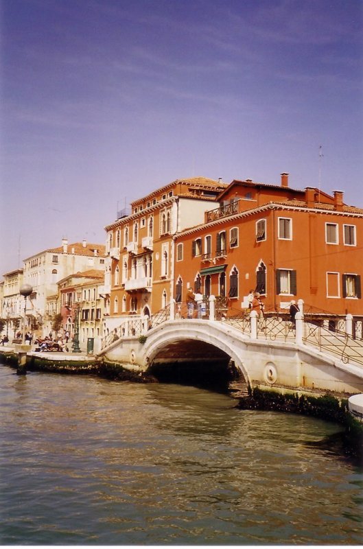Am Fondamenta delle Zattere, einer breiten Uferbefestigung am Canale della Giudeca, im April 2006. Dieser Kanal ist bis zu 400m breit und so tief, dass dort Kreuzfahrtschiffe fahren knnen.

