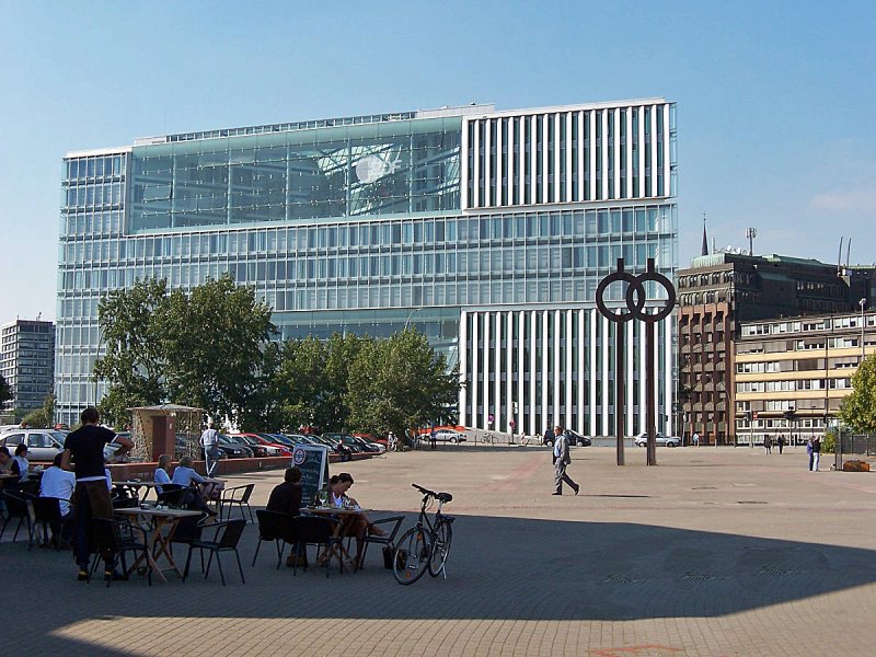 Am Hamburger Deichtor, direkt am sdlichen Eingang zum Zentrum, ist ein neues Wahrzeichen der Stadt entstanden. 