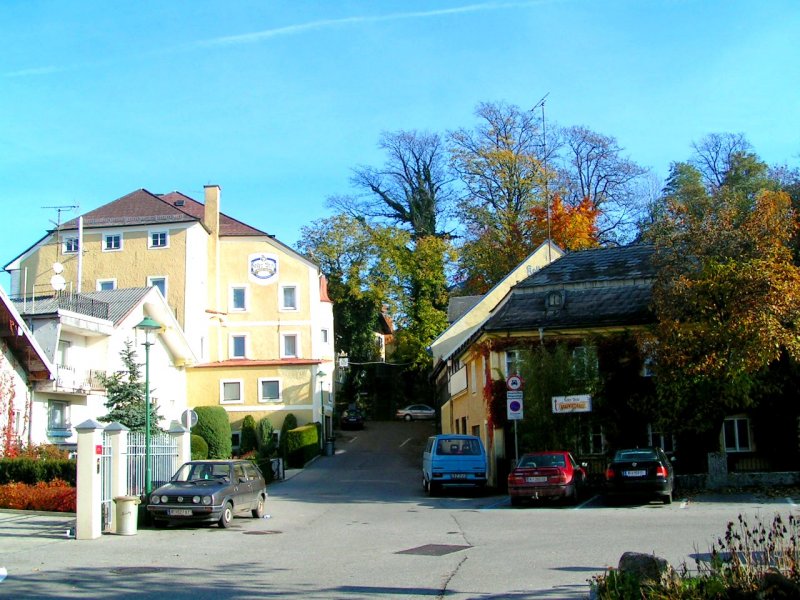Am Kellerbruberg; Links der Braugasthof der 1446 gegrndeten Kellerbrauerei,rechts davon die alten Stallungen; 071101
